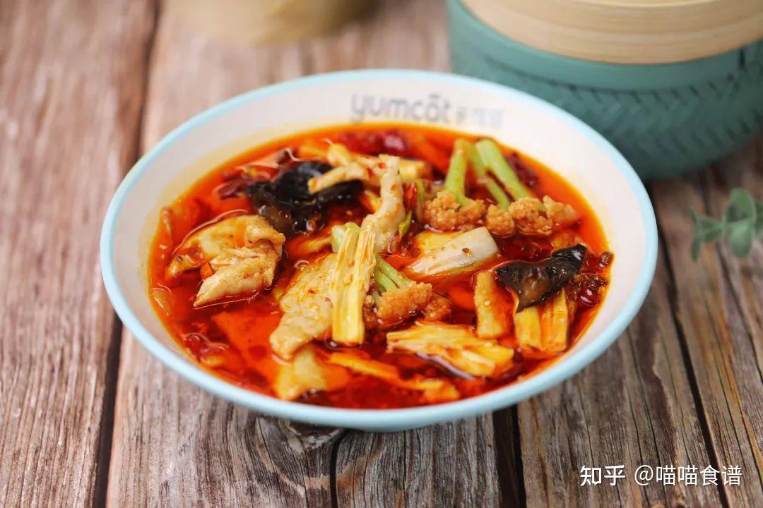 焖炖：焖炖是粤菜中比较常见的烹饪技法，常见于肉类和蔬菜菜品，软烂入味，回味悠长。