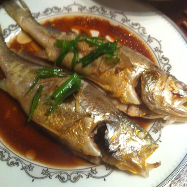 清蒸黄花鱼：一道清淡清爽的美食，烹饪技巧与烹饪步骤